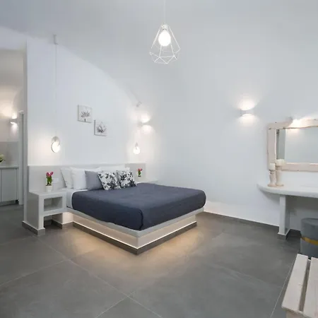 Villa New Yiota Collection 4 & 4 Prive Jacuzzi Megalochori (Santorini)