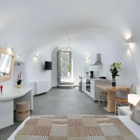 New Yiota Collection 4 & 4 Prive Jacuzzi Megalochori (Santorini)