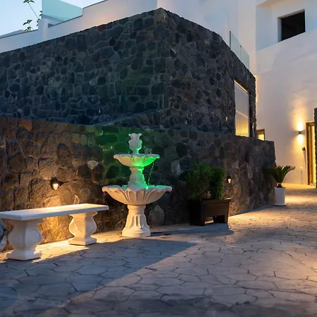 New Yiota Collection 4 & 4 Prive Jacuzzi Megalochori (Santorini)