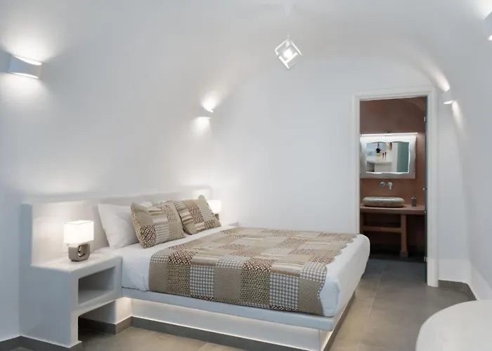 Villa New Yiota Collection 4 & 4 Prive Jacuzzi Megalochori (Santorini)