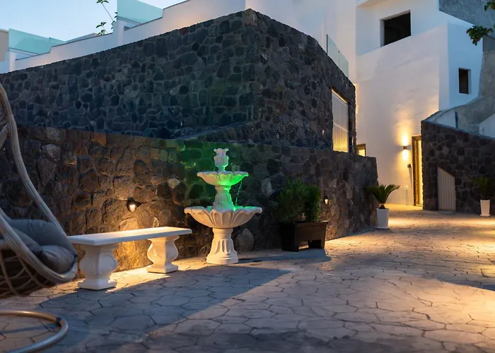 New Yiota Collection 4 & 4 Prive Jacuzzi Megalochori (Santorini)
